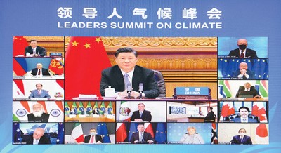 2021年4月22日晚，應(yīng)美國(guó)總統(tǒng)拜登邀請(qǐng)，國(guó)家主席習(xí)近平在北京以視頻方式出席領(lǐng)導(dǎo)人氣候峰會(huì)，并發(fā)表題為《共同構(gòu)建人與自然生命共同體》的重要講話。新華社記者 李 響攝