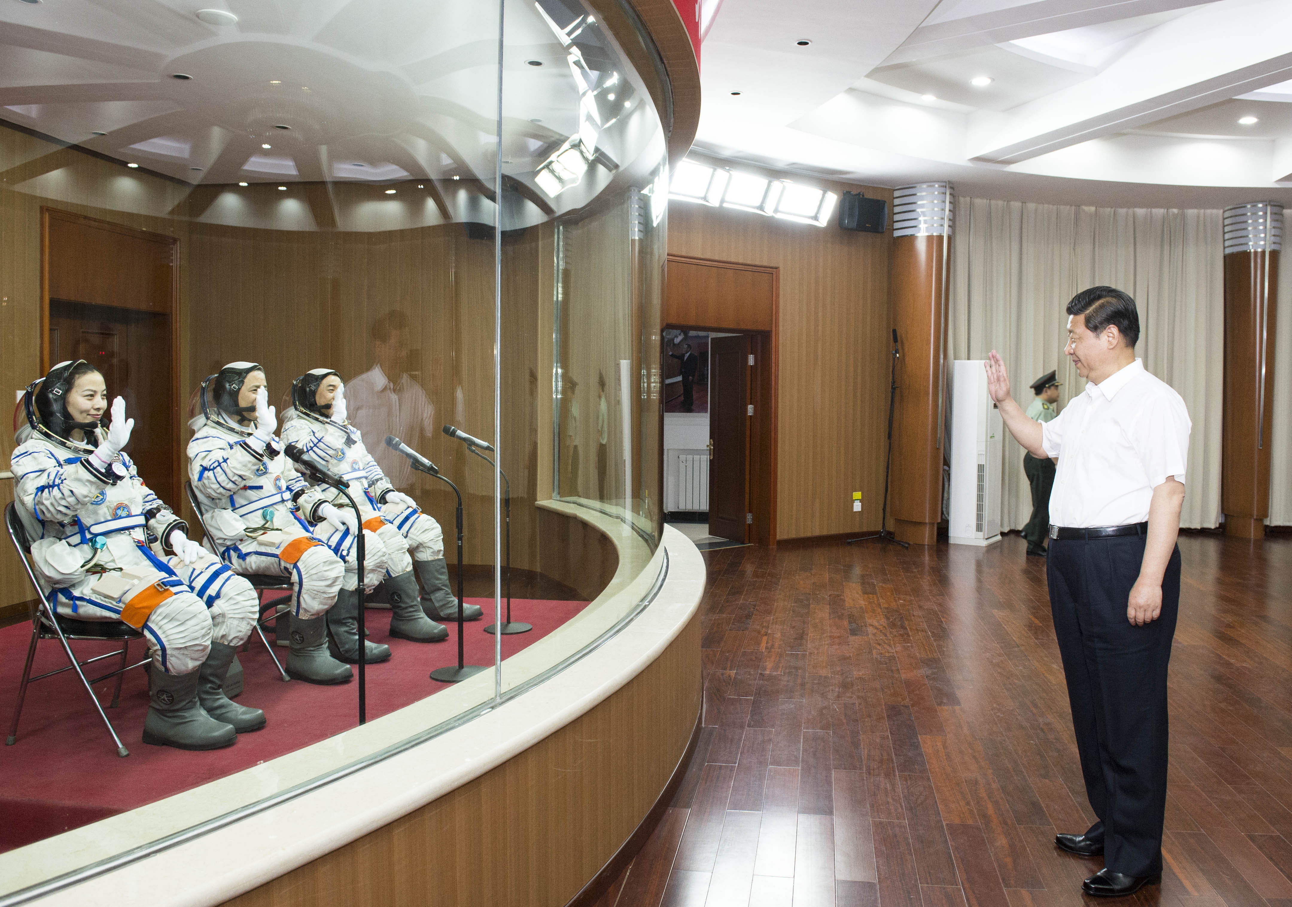 2013年6月11日，習(xí)近平總書記在酒泉衛(wèi)星發(fā)射中心觀看神舟十號載人飛船發(fā)射。這是習(xí)近平向即將出征的航天員聶海勝、張曉光、王亞平揮手致意。