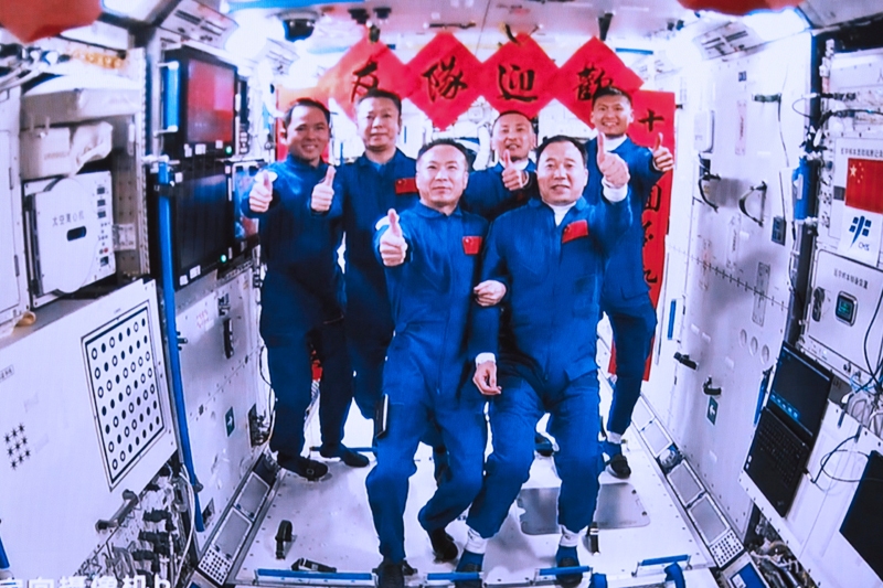 2023年5月30日，在北京航天飛行控制中心拍攝的神舟十五號航天員乘組與神舟十六號航天員乘組拍下“全家?！钡漠嬅?。