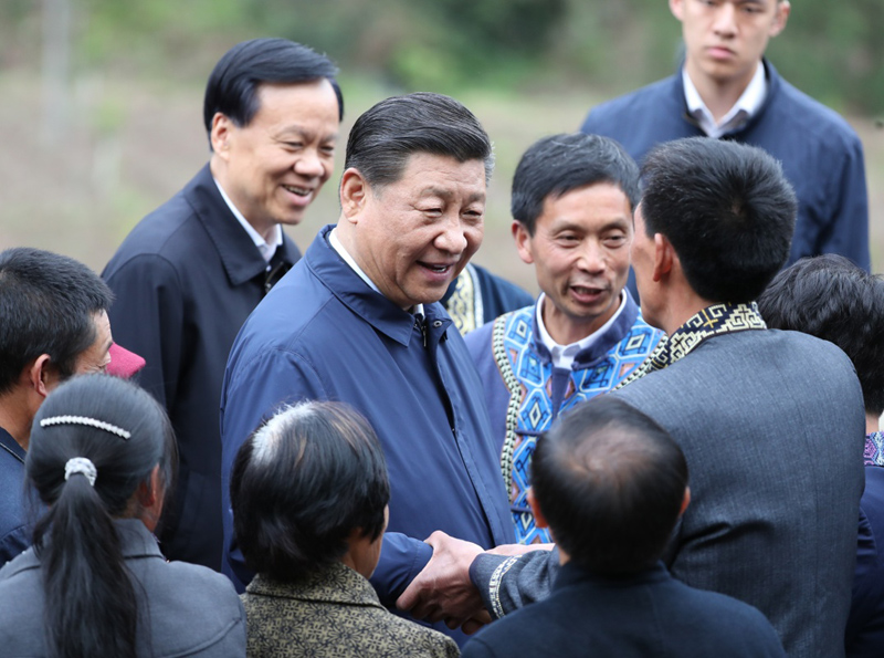 2019年4月15日至17日，中共中央總書記、國家主席、中央軍委主席習(xí)近平在重慶考察，并主持召開解決“兩不愁三保障”突出問題座談會。這是4月15日下午，習(xí)近平在石柱土家族自治縣中益鄉(xiāng)華溪村同村民親切交流。新華社記者 丁海濤 攝
