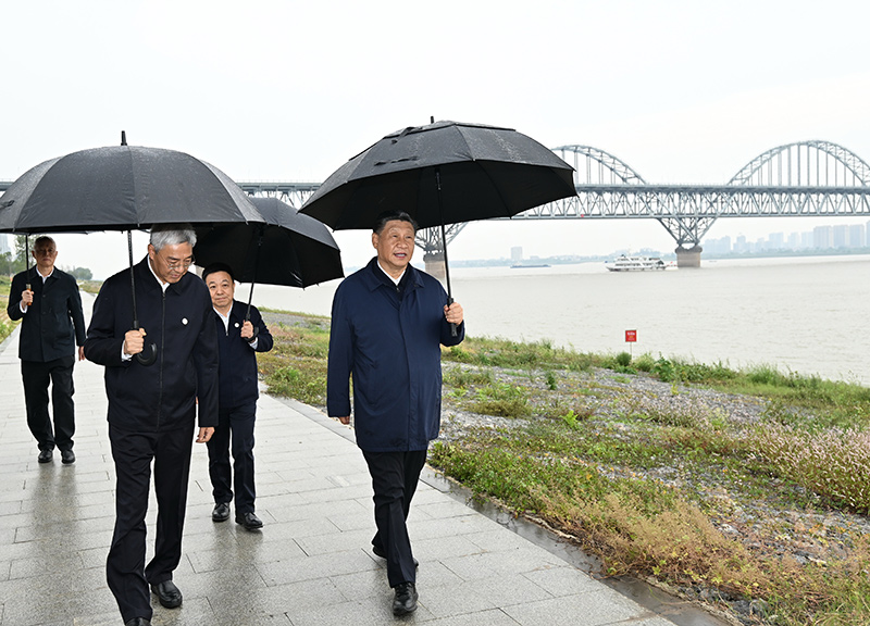 2023年10月10日至13日，中共中央總書記、國家主席、中央軍委主席習(xí)近平在江西考察。這是10日下午，習(xí)近平在長江國家文化公園九江城區(qū)段考察時，冒雨沿江堤步行察看沿岸風(fēng)貌。新華社記者 謝環(huán)馳 攝
