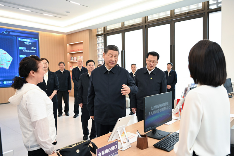 2024年4月22日下午，習(xí)近平總書(shū)記在重慶市九龍坡區(qū)謝家灣街道民主村社區(qū)考察。