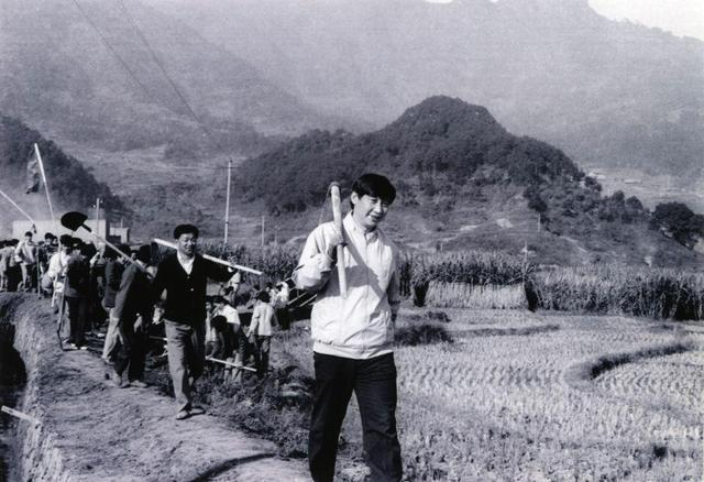 1989年12月2日，時(shí)任中共寧德地委書(shū)記的習(xí)近平帶領(lǐng)地直機(jī)關(guān)千余名干部到寧德縣南漈水利工地參加清溝排障修整水渠勞動(dòng)。新華社發(fā)
