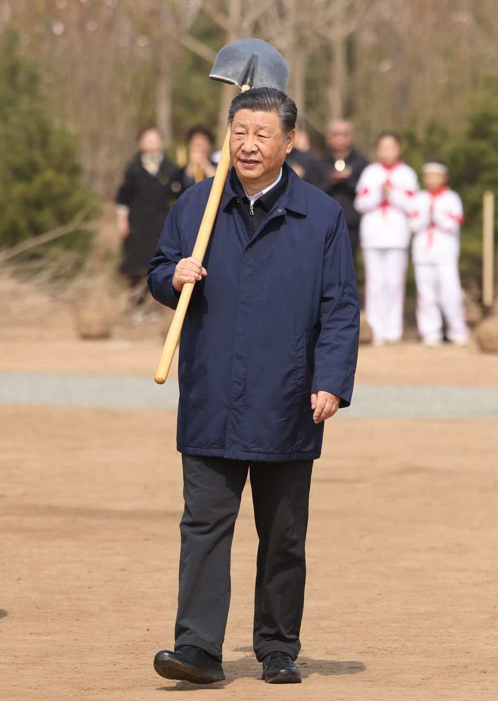 2024年4月3日，黨和國(guó)家領(lǐng)導(dǎo)人習(xí)近平、李強(qiáng)、趙樂(lè)際、王滬寧、蔡奇、丁薛祥、李希、韓正等來(lái)到北京市通州區(qū)潞城鎮(zhèn)參加首都義務(wù)植樹(shù)活動(dòng)。這是習(xí)近平扛起鐵鍬走向植樹(shù)地點(diǎn)。新華社記者 龐興雷 攝