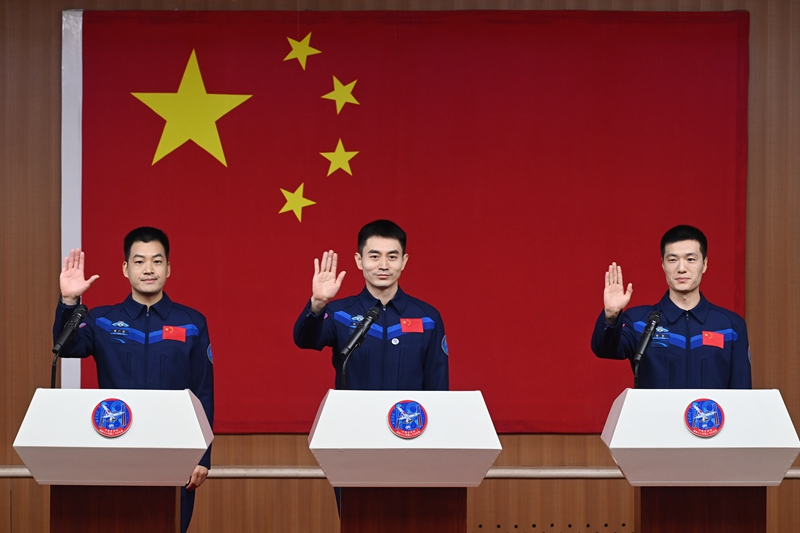 2024年月24日，神舟十八號載人飛行任務(wù)航天員葉光富（中）、李聰（右）、李廣蘇在酒泉衛(wèi)星發(fā)射中心問天閣與媒體記者集體見面。