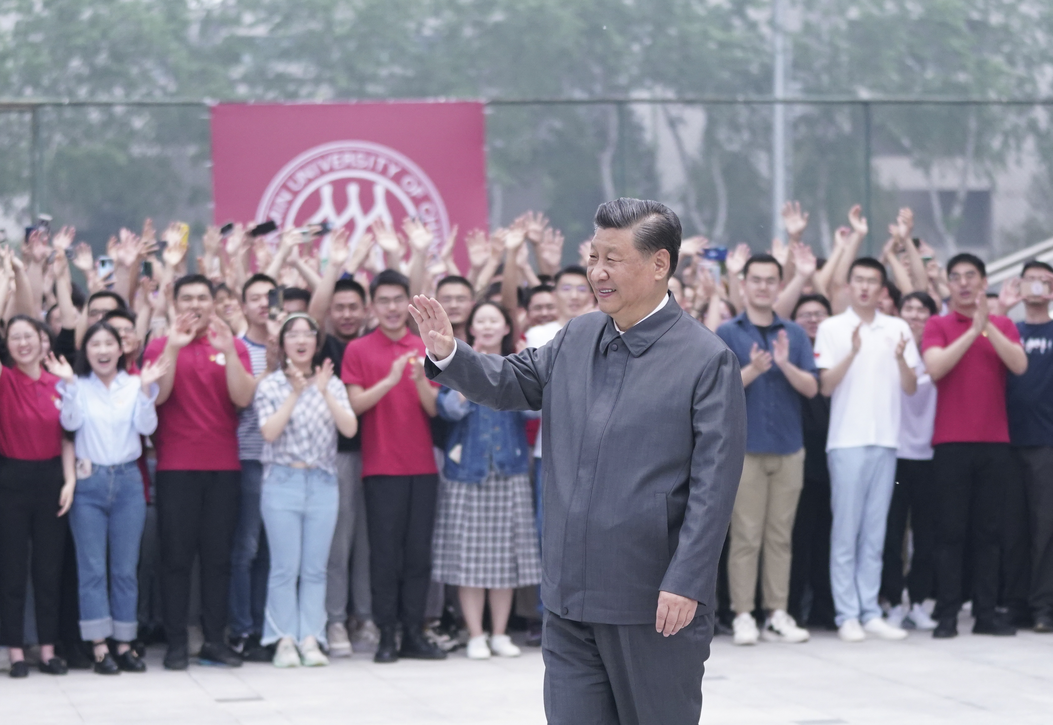 2022年4月25日，習近平總書記來到中國人民大學考察調研。這是習近平向師生們揮手致意。