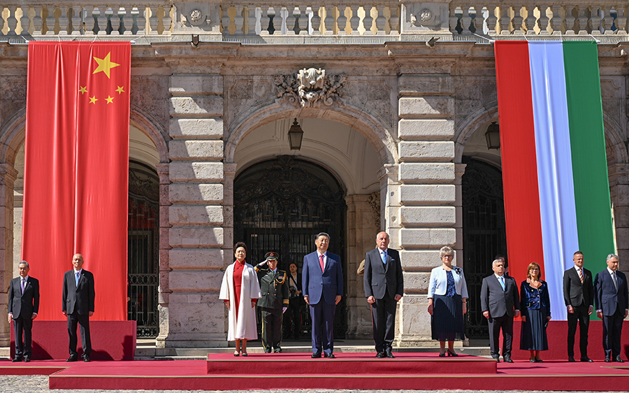 當(dāng)?shù)貢r(shí)間5月9日上午，國(guó)家主席習(xí)近平在布達(dá)佩斯出席匈牙利總統(tǒng)舒尤克和總理歐爾班共同舉行的隆重歡迎儀式。新華社記者 謝環(huán)馳 攝
