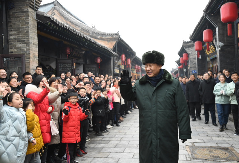 2022年1月27日，習(xí)近平總書記在平遙古城向現(xiàn)場(chǎng)群眾揮手致意。