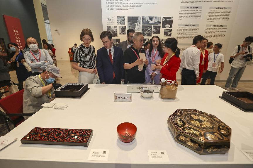 2023年5月28日，北京，推光漆器匠人為駐華使節(jié)展示技藝。