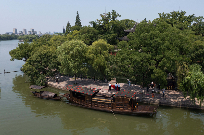 2022年7月27日，南湖紅船?？吭谡憬〖闻d市南湖旅游區(qū)的湖心島旁。