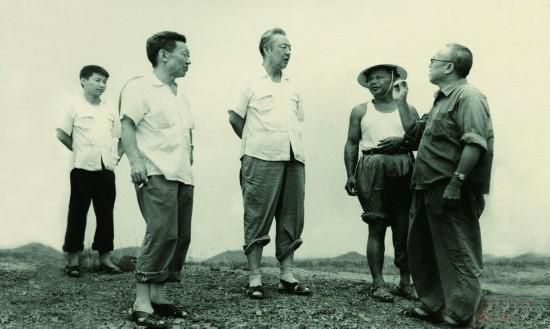 1978年8月，習(xí)仲勛（左三）在廣東惠陽農(nóng)村調(diào)研。在清華大學(xué)讀書的習(xí)近平（左一）利用暑假時(shí)間參加社會實(shí)踐，隨同父親一起下鄉(xiāng)。