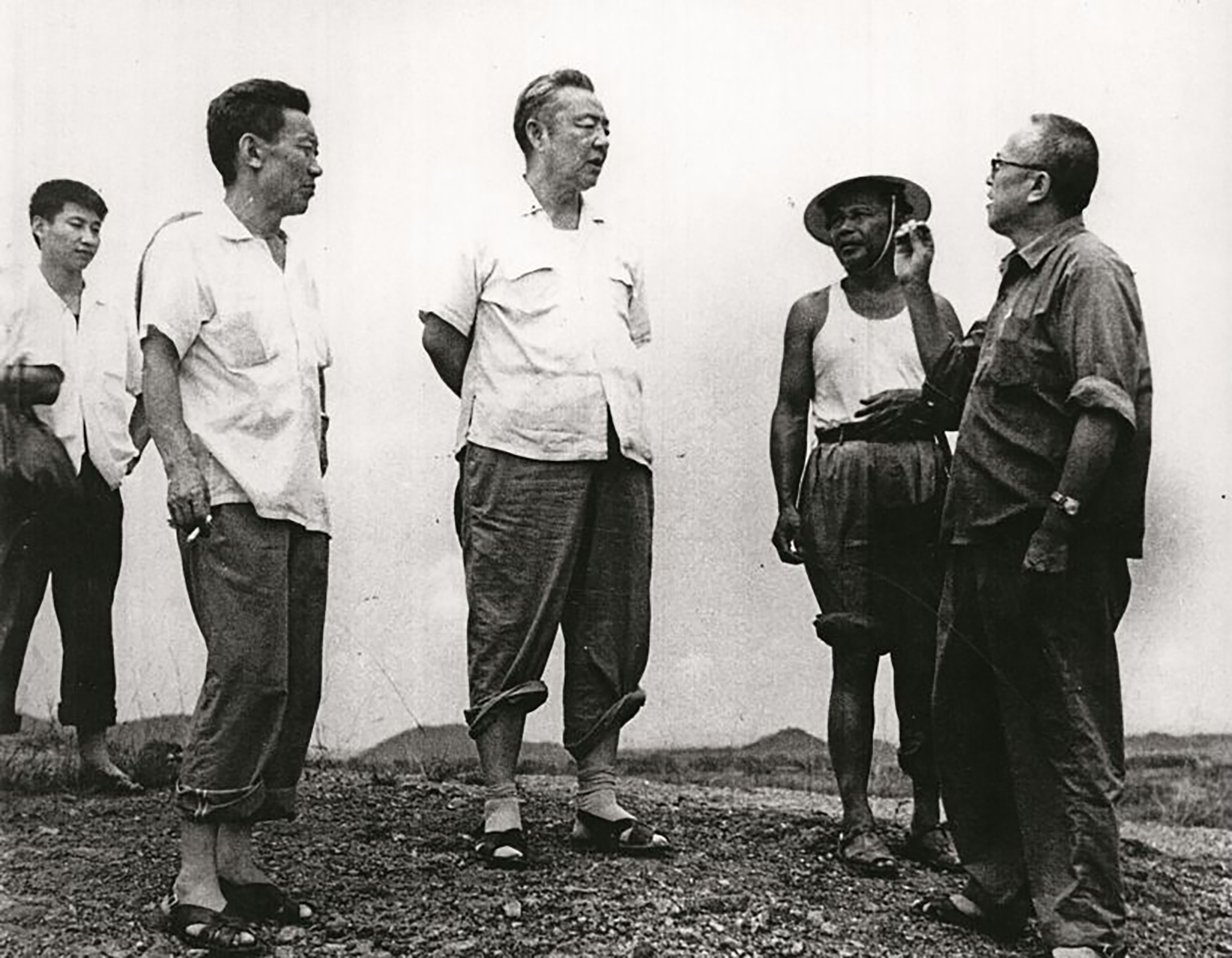 1978年8月5日，習(xí)仲勛（中）在廣東惠陽(yáng)地區(qū)調(diào)研。左二為廣東省委農(nóng)村工作部副部長(zhǎng)杜瑞芝，右一為惠陽(yáng)地委書(shū)記李富林。 左一為當(dāng)時(shí)正在清華大學(xué)暑期的習(xí)近平。
