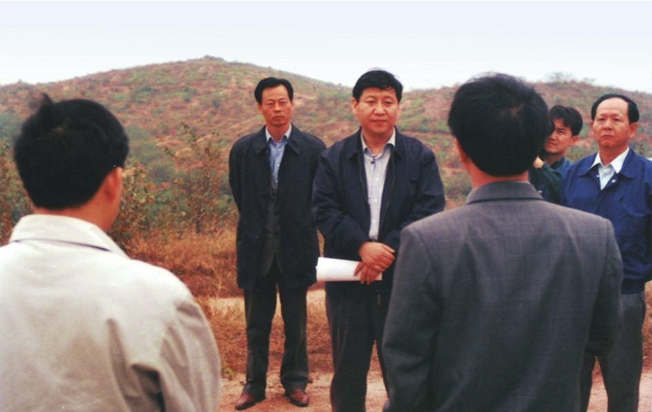1999年11月，習(xí)近平在龍巖市長(zhǎng)汀縣河田水土流失治理區(qū)調(diào)研。圖源：《習(xí)近平在福建（下）》