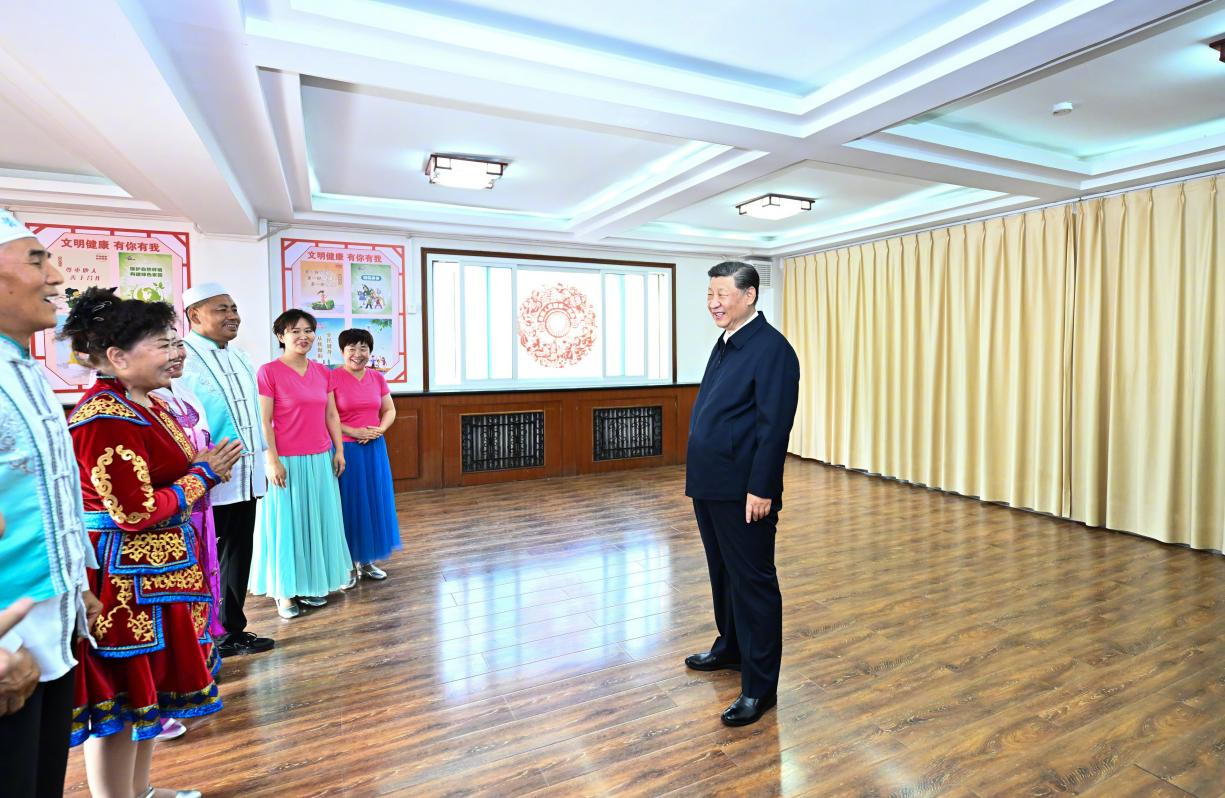 6月19日下午，習(xí)近平總書記在銀川市金鳳區(qū)長城花園社區(qū)活動室考察時，同社區(qū)居民親切交流。