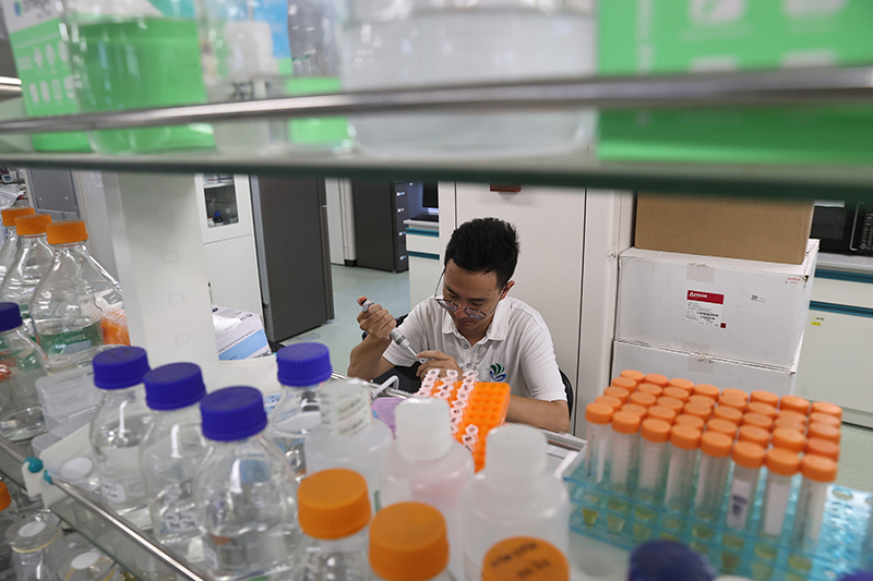 在三亞崖州灣科技城，一名青年科技工作者正在進(jìn)行科研工作。