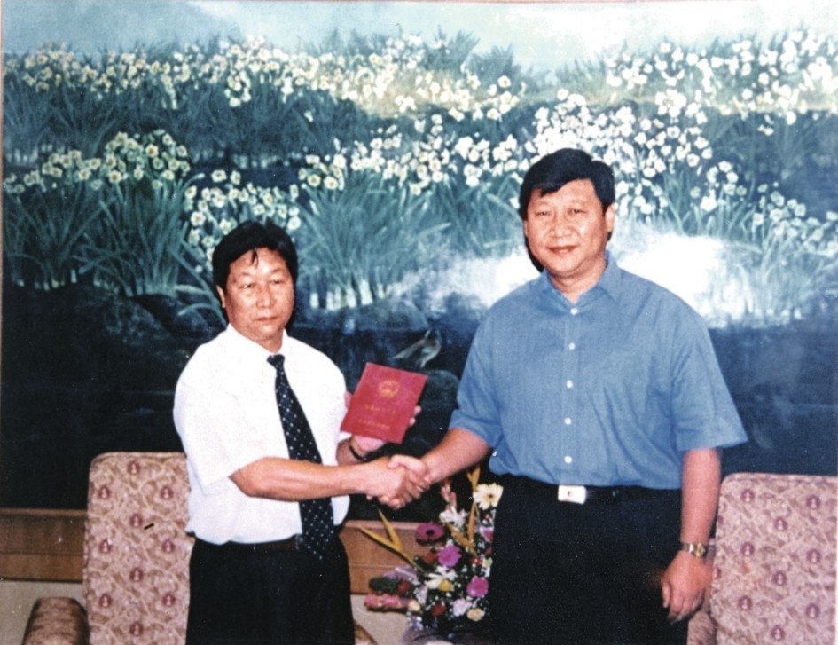 2000年7月，習(xí)近平為福建農(nóng)林大學(xué)教授林占熺頒發(fā)福建省政府“一等功”榮譽證書。圖源：《習(xí)近平在福建》（下）