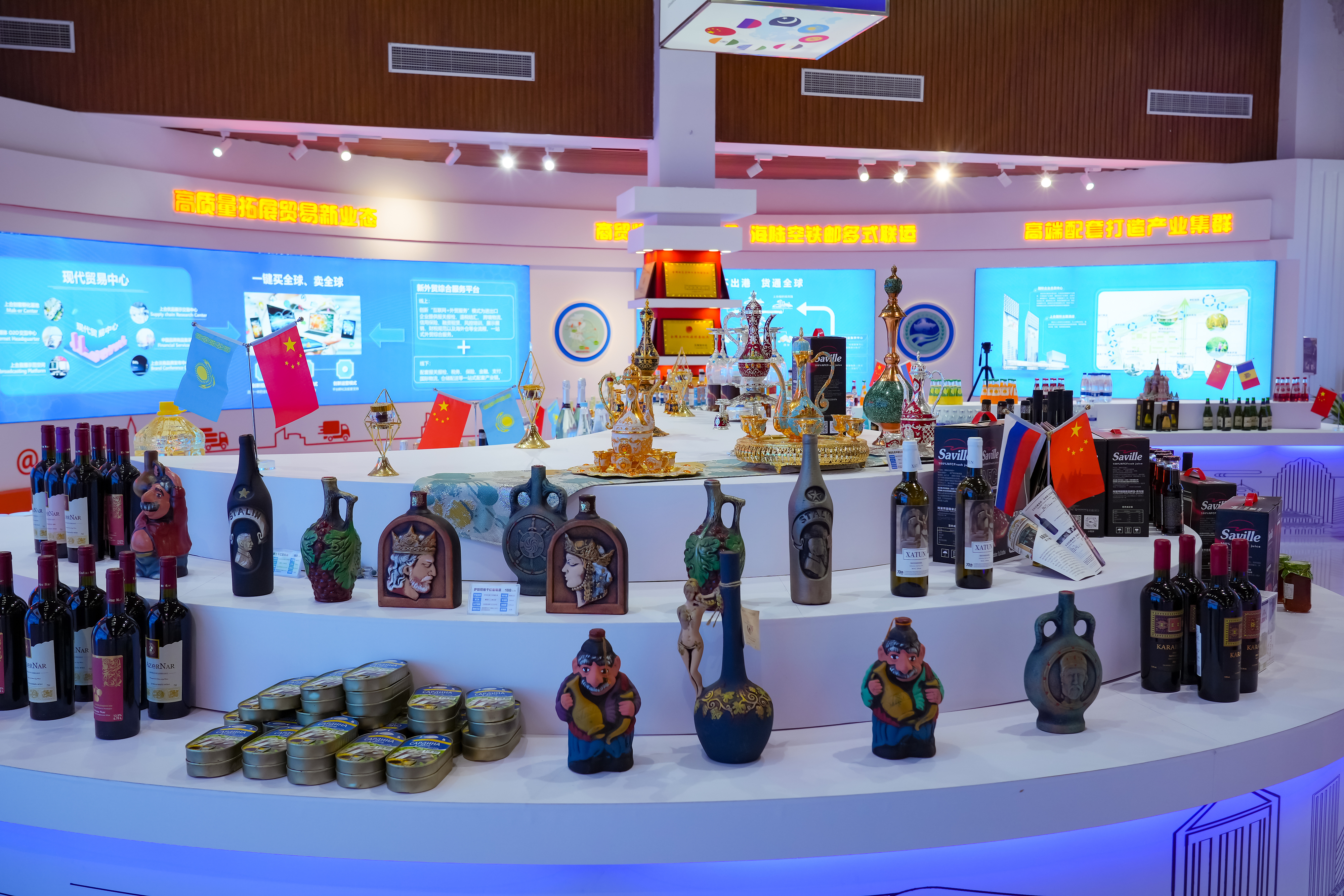 2022年10月19日，青島，上合示范區(qū)展出的上合國(guó)家特色商品。