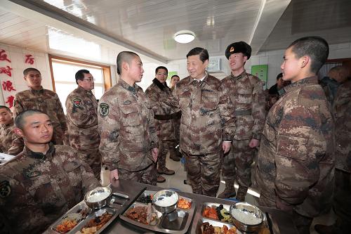 2014年1月26日中午，習(xí)近平來(lái)到連隊(duì)食堂，同戰(zhàn)士們一起用餐。新華社記者 李剛 攝