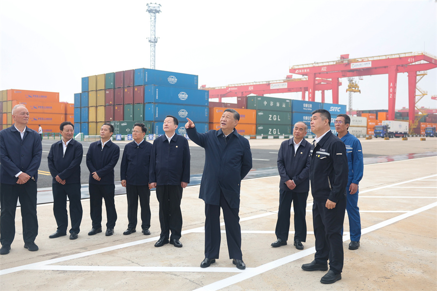 2024年5月22日至24日，中共中央總書記、國家主席、中央軍委主席習(xí)近平在山東考察。這是22日下午，習(xí)近平在日照港察看全自動化集裝箱碼頭作業(yè)場景。新華社記者 鞠鵬 攝
