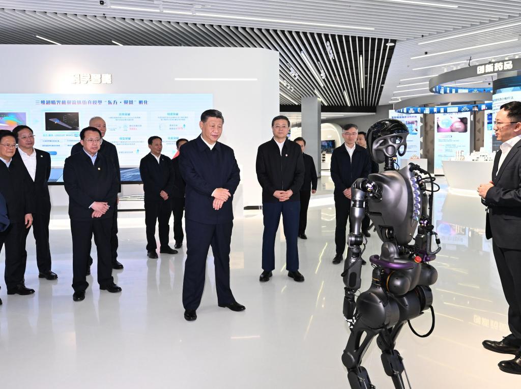 2023年11月28日下午，習(xí)近平在浦東新區(qū)張江科學(xué)城參觀上海科技創(chuàng)新成果展。新華社記者 謝環(huán)馳 攝