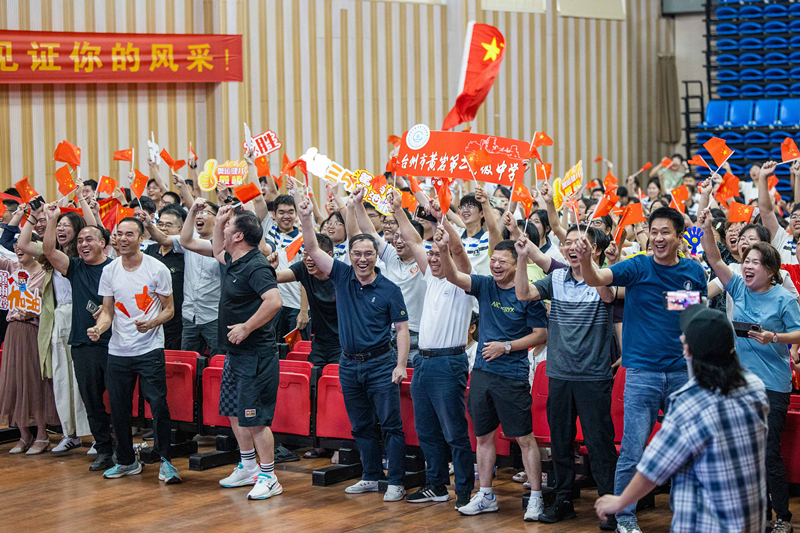 北京時間7月27日，2024年巴黎奧運會首個比賽日，在射擊10米氣步槍混合團體比賽中，中國選手黃雨婷/盛李豪獲得金牌。圖為黃雨婷的母校師生們通過收看奧運直播的方式為她加油助威。