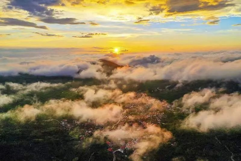 圖為云霧繚繞的軍營村，群山盡翠，紅瓦掩映。廈門市委宣傳部供圖