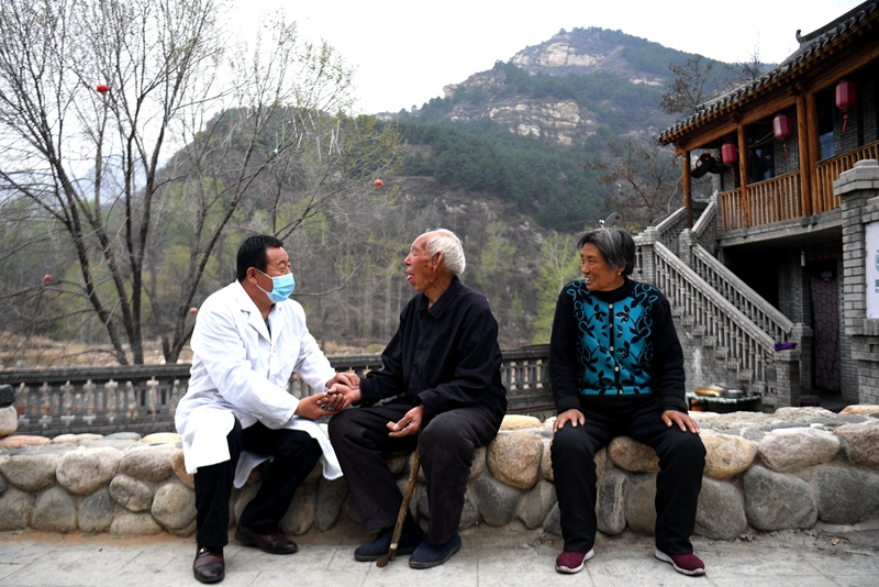 2020年4月15日，在河北阜平縣龍泉關(guān)鎮(zhèn)駱駝灣村，村醫(yī)霍建國(guó)為村民把脈。