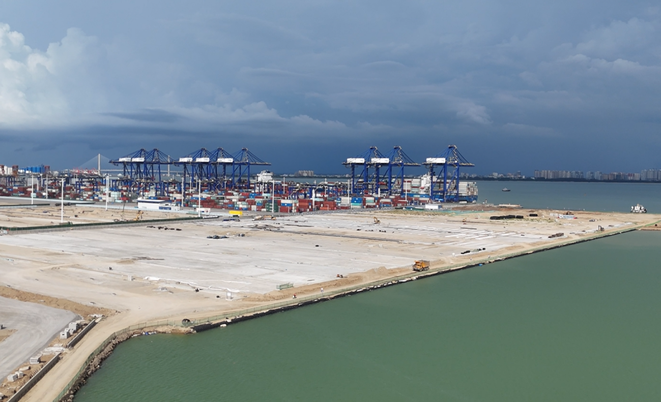 海南洋浦區(qū)域國際集裝箱樞紐港擴建工程項目現(xiàn)場。人民網(wǎng)記者 牛良玉攝