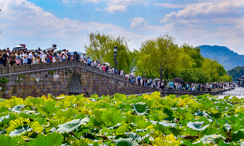 2024年10月4日，杭州西湖景區(qū)迎來國慶假期旅游高峰。