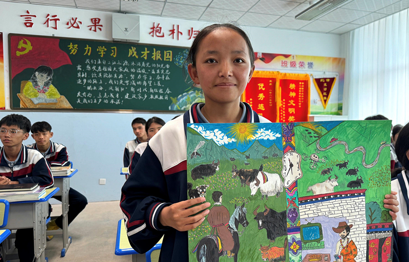 果洛西寧民族中學學生尼東拉毛在主題思政課上展示表現(xiàn)現(xiàn)代化家鄉(xiāng)的作品。