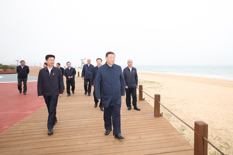 2024年5月22日，習近平總書記在山東日照陽光海岸綠道考察。