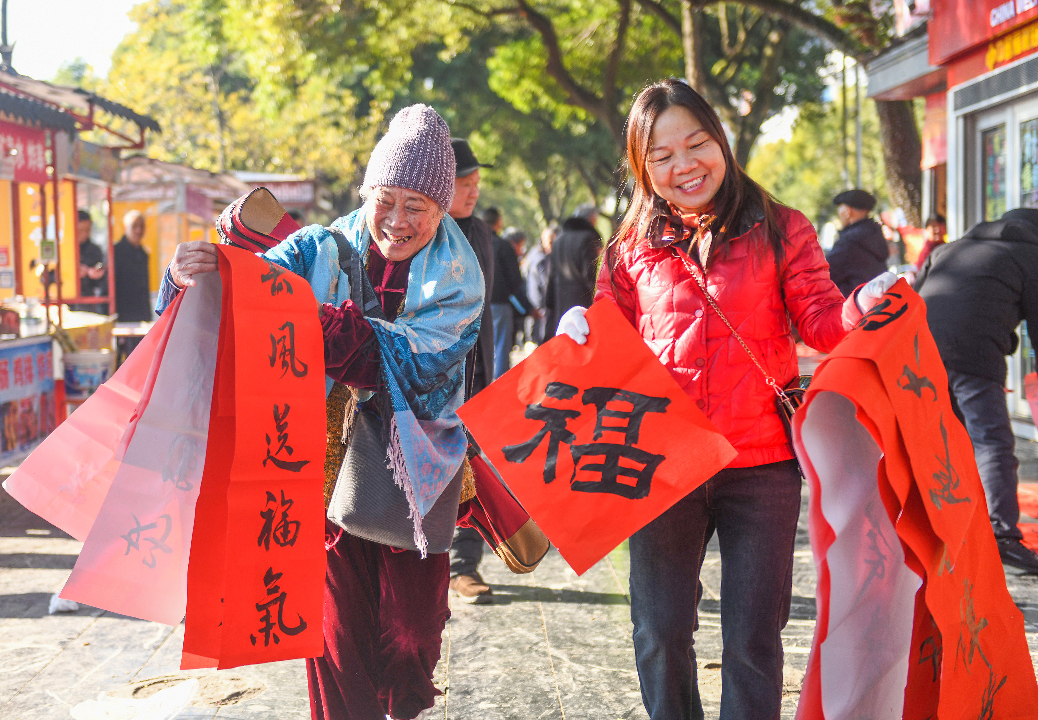 2025年1月13日，在湖南省永州市道縣西洲公園義工崗?fù)?，市民們領(lǐng)到了書(shū)法志愿者為大家書(shū)寫(xiě)的春聯(lián)。