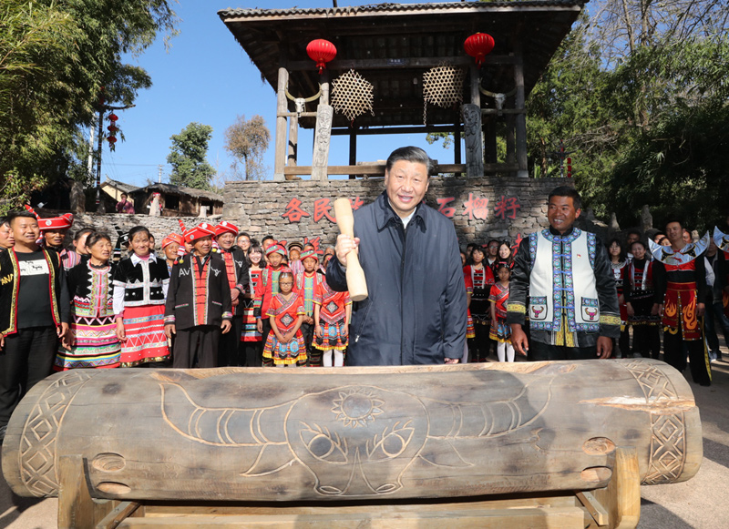 2020年1月19日，習(xí)近平總書記在云南省騰沖市清水鄉(xiāng)三家村中寨司莫拉佤族村廣場上，敲響三聲佤族木鼓，祝福來年風(fēng)調(diào)雨順、國泰民安。