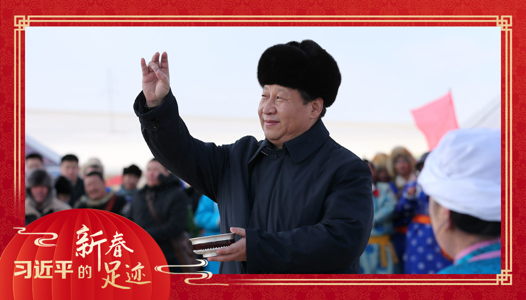 2014年1月27日，習近平總書記在內蒙古錫林浩特市寶力根蘇木（鄉(xiāng)）參加冬季那達慕“五畜祈?！眱x式。