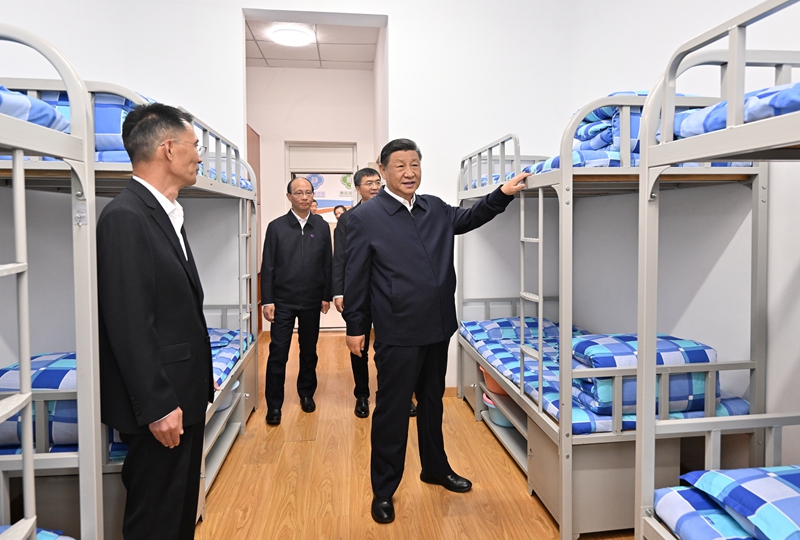 2024年6月18日下午，習(xí)近平總書(shū)記在青海果洛西寧民族中學(xué)宿舍樓察看學(xué)生住宿條件。
