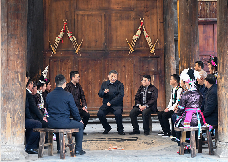 2025年3月17日，習(xí)近平總書(shū)記在貴州黔東南州黎平縣肇興侗寨考察時(shí)，在信團(tuán)鼓樓同村干部和村民代表圍坐在火塘邊，共話鄉(xiāng)村全面振興。