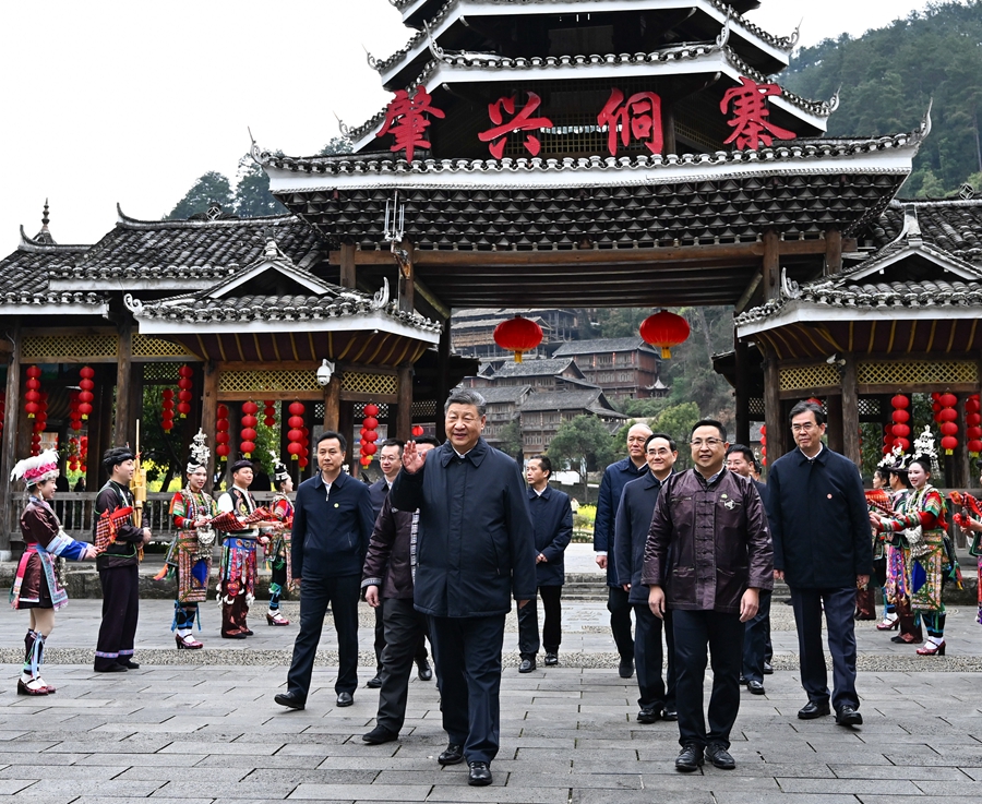2025年3月17日下午，習(xí)近平在黔東南州黎平縣肇興侗寨考察時，在寨門口向身著民族盛裝歡迎的村民揮手致意。新華社記者 燕雁 攝
