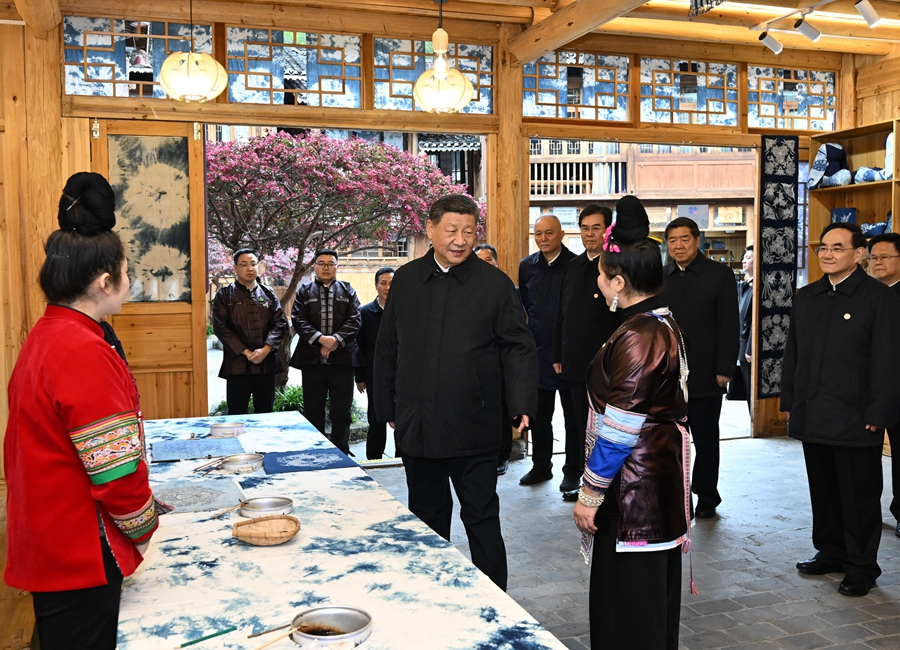 2025年3月17日下午，習(xí)近平在黔東南州黎平縣肇興侗寨侗鄉(xiāng)特色產(chǎn)業(yè)基地考察。新華社記者 謝環(huán)馳 攝