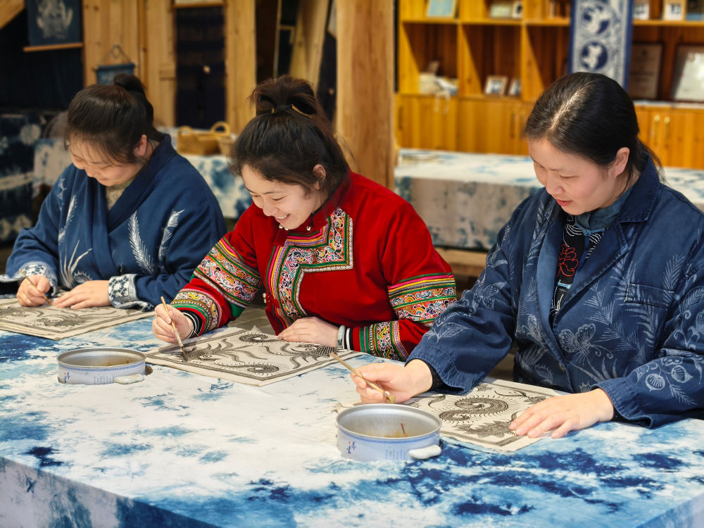 2025年3月14日，村民在肇興侗寨內(nèi)制作蠟染。圖片來源：新華社