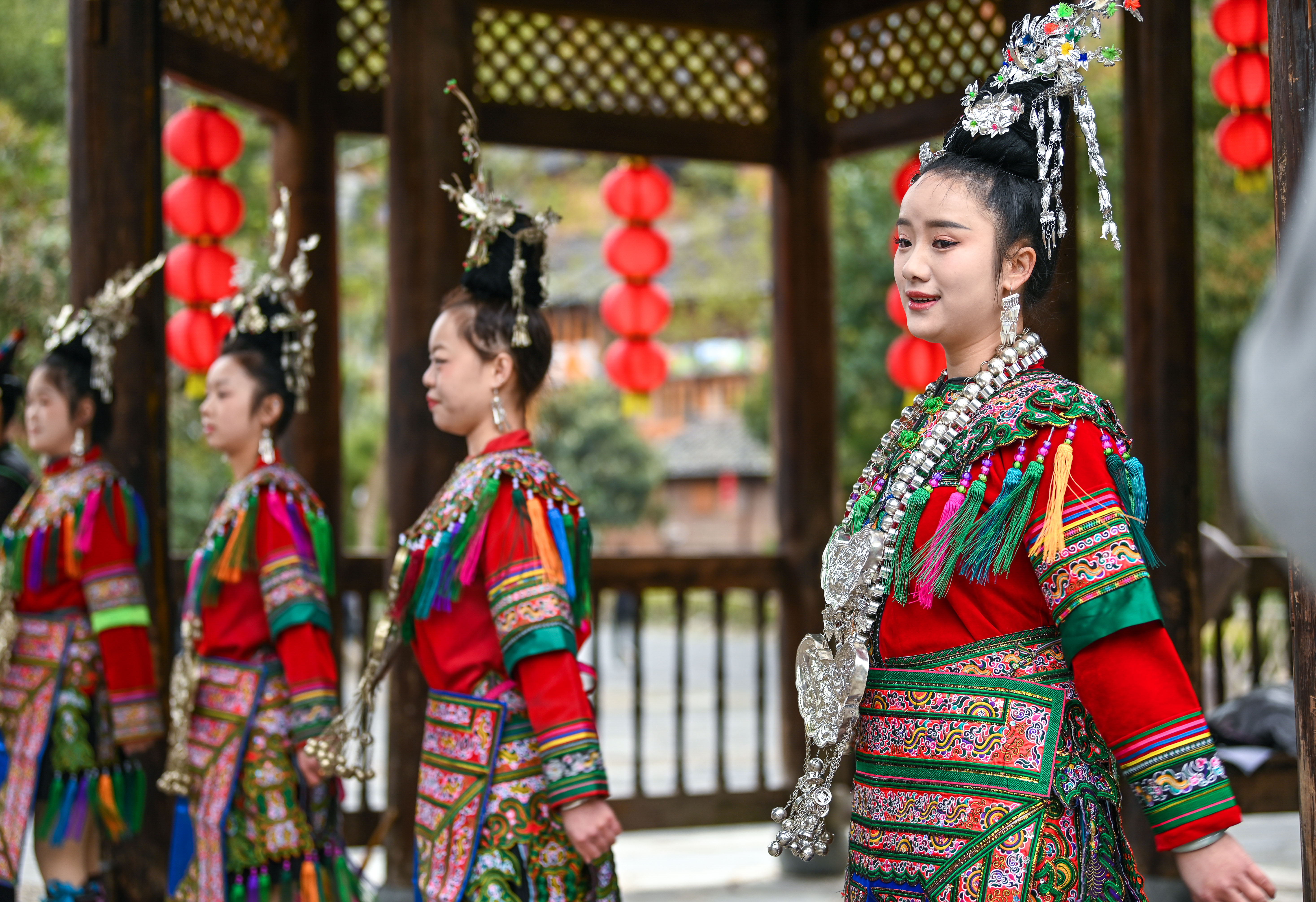  2025年3月18日，侗族群眾在貴州省黎平縣肇興侗寨給游客演唱侗族大歌。