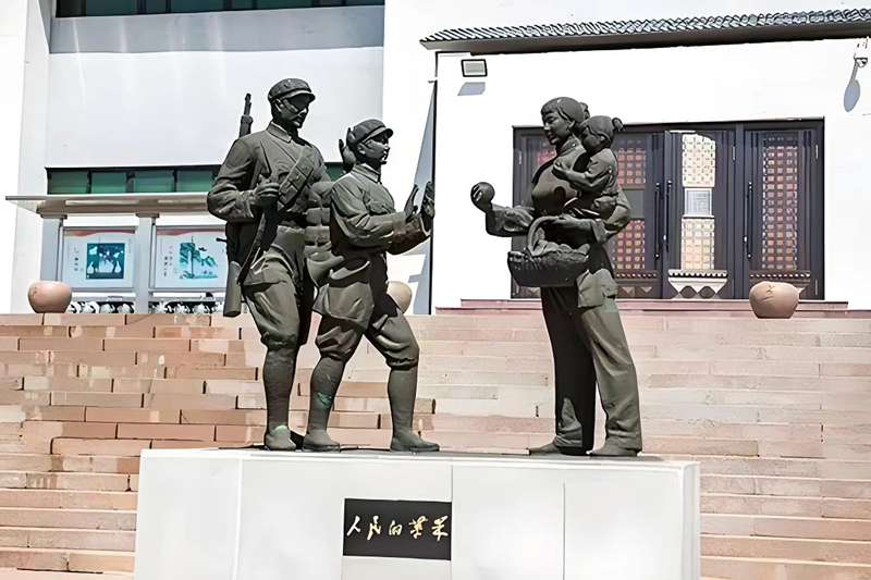 錦州蘋果廉政文化展覽館前的《人民的蘋果》主題雕塑。（由遼沈戰(zhàn)役紀(jì)念館供圖）