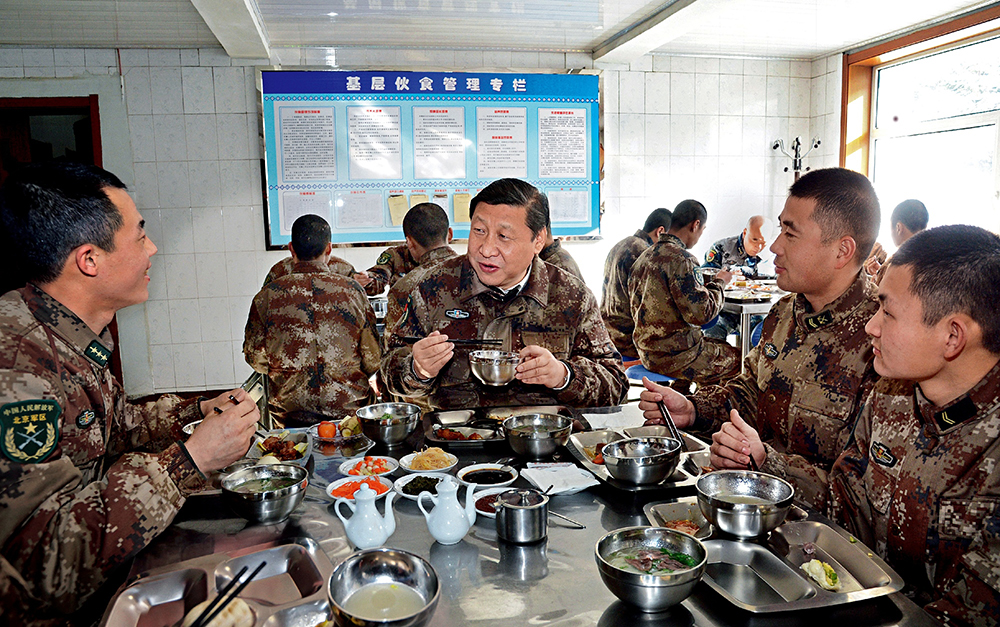 2014年1月26日，習(xí)近平主席專程來到內(nèi)蒙古軍區(qū)邊防某部，親切看望慰問戍邊官兵。這是在連隊(duì)食堂，習(xí)近平主席同戰(zhàn)士們一起用餐。