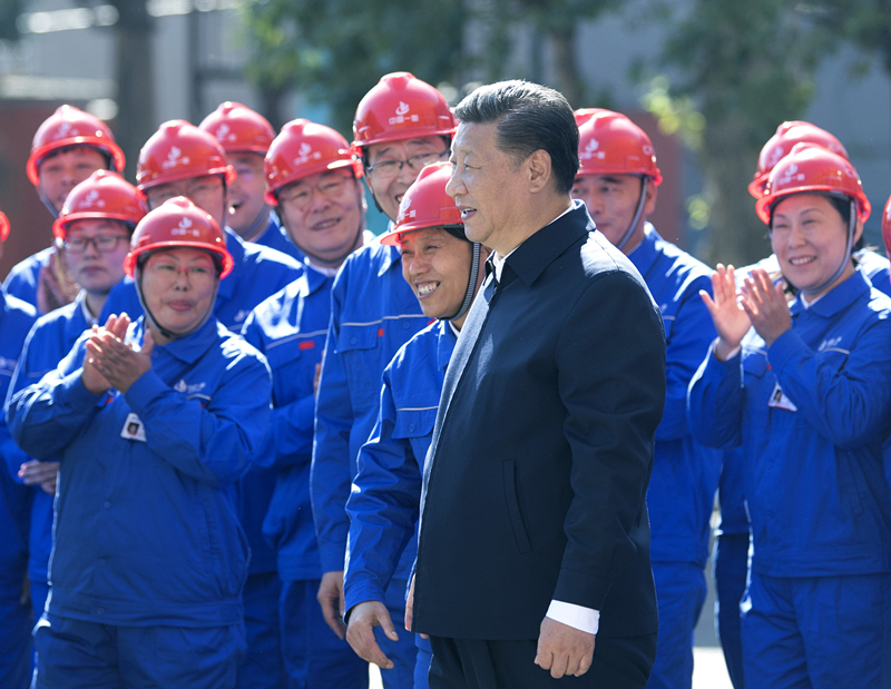 2018年9月26日，在中國一重集團，習近平總書記走到工人中間，同大家親切交流。
