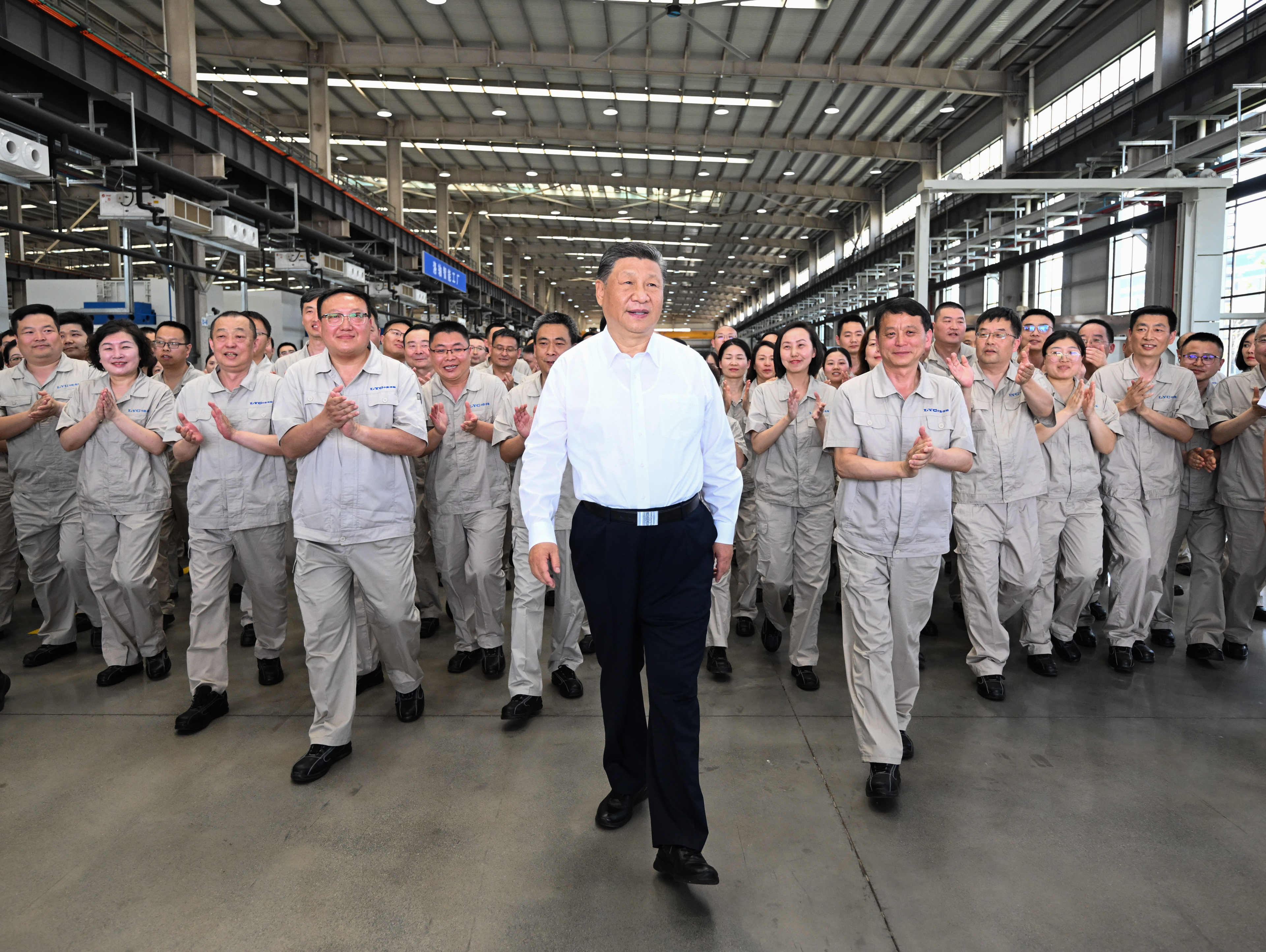 月19日至20日，中共中央總書記、國(guó)家主席、中央軍委主席習(xí)近平在河南考察。這是19日下午，習(xí)近平在洛陽(yáng)軸承集團(tuán)股份有限公司智能工廠考察時(shí)，同企業(yè)職工在一起。新華社記者 燕雁 攝