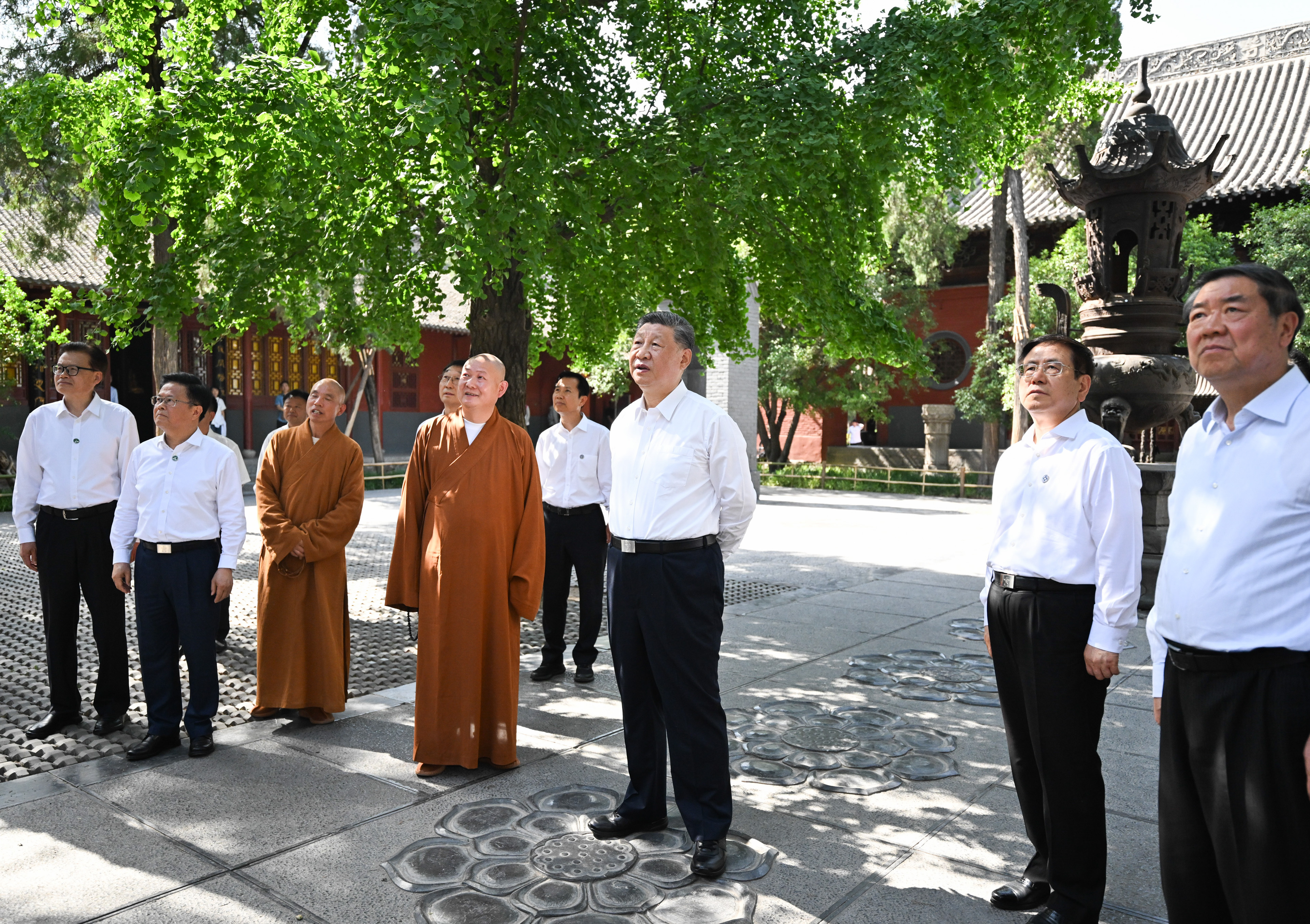 5月19日至20日，中共中央總書記、國(guó)家主席、中央軍委主席習(xí)近平在河南考察。這是19日下午，習(xí)近平在洛陽(yáng)白馬寺考察。新華社記者 燕雁 攝