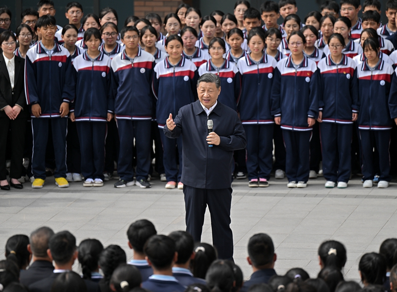 2024年6月18日，習(xí)近平總書記在青海果洛西寧民族中學(xué)考察時，同師生們親切交流。