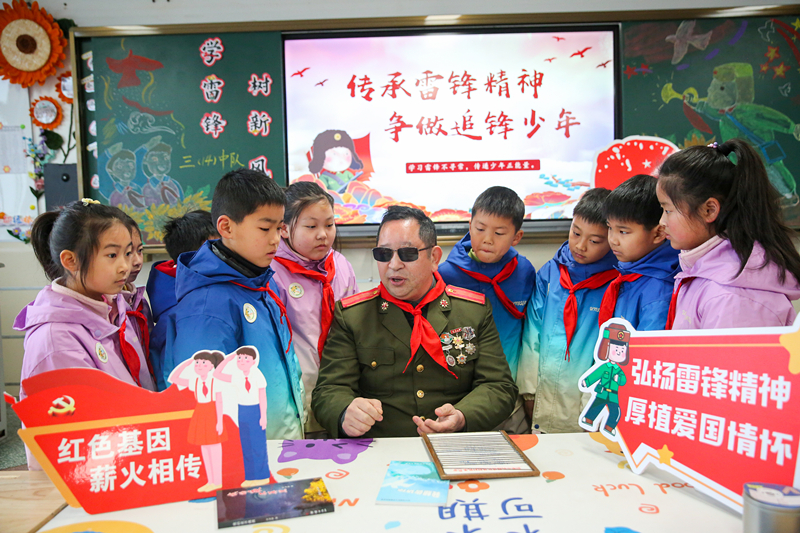 2025年3月3日，江蘇南通如皋市安定小學(xué)里，傷殘軍人許波銀在思政小課堂上向?qū)W生講述雷鋒故事。