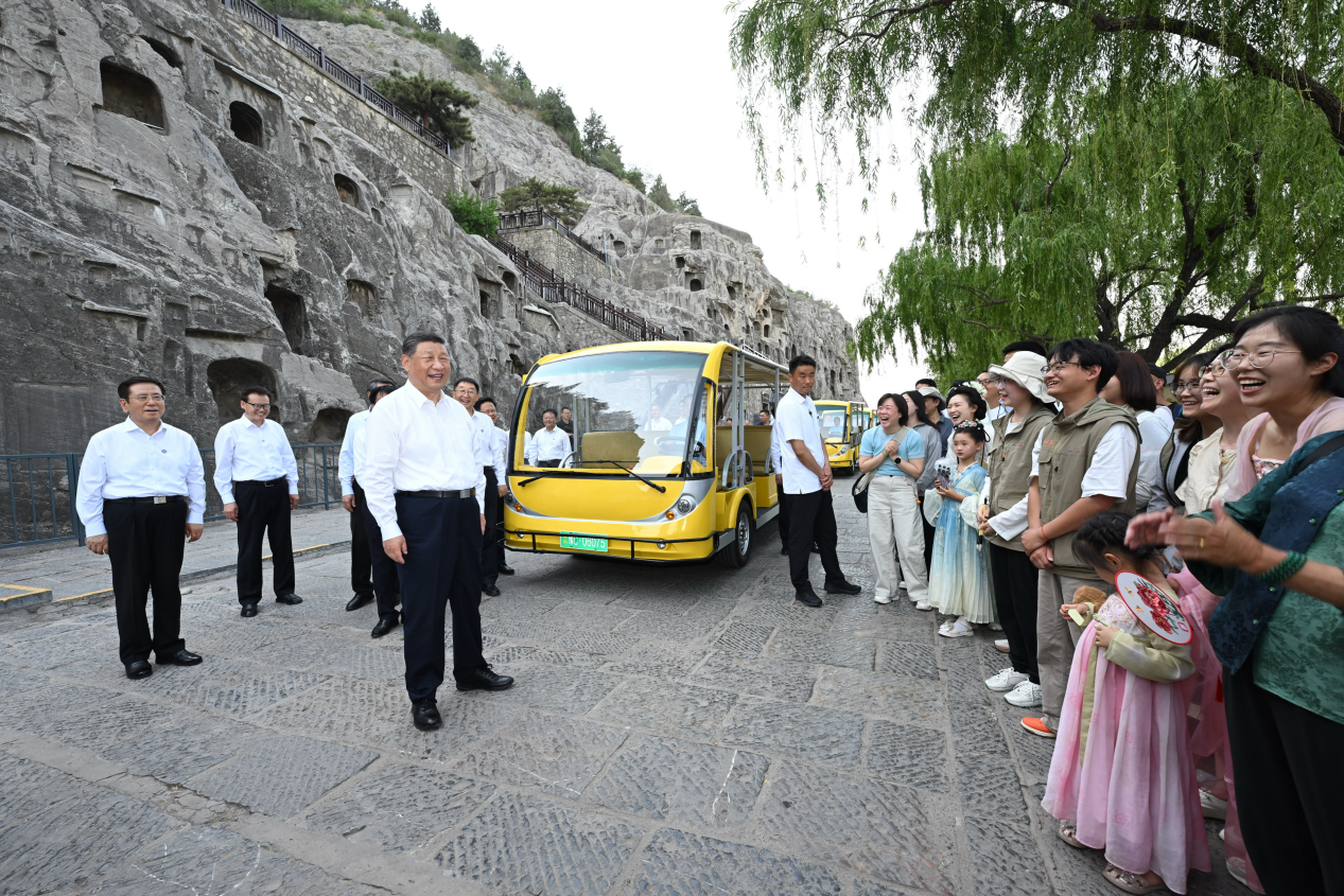 5月19日，習(xí)近平在洛陽(yáng)龍門(mén)石窟考察時(shí)，同游客親切交流。
