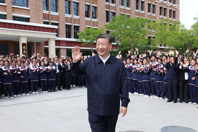 2024年6月18日，習近平總書記在青海果洛西寧民族中學考察時，向師生們揮手致意。