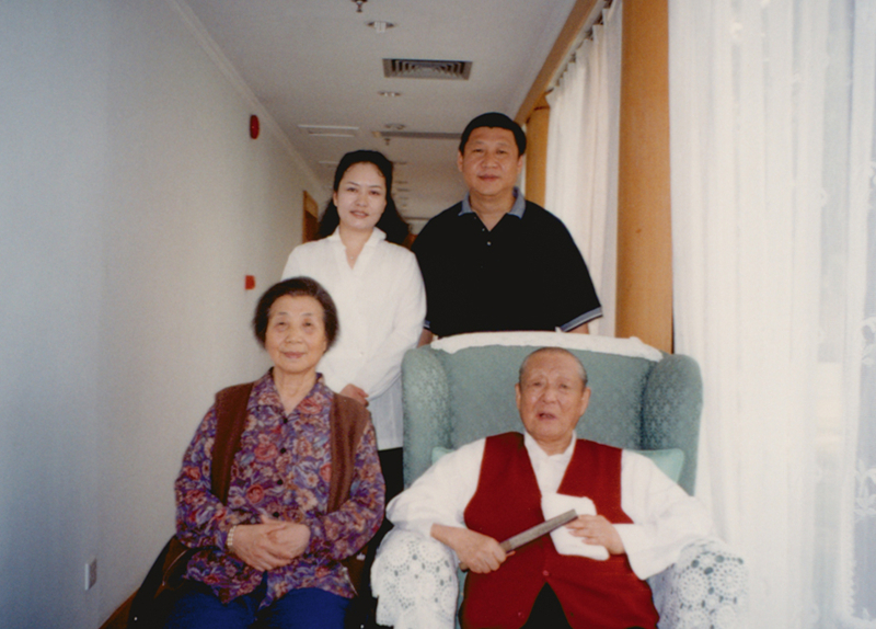 習(xí)近平與夫人彭麗媛同父親習(xí)仲勛、母親齊心的合影。